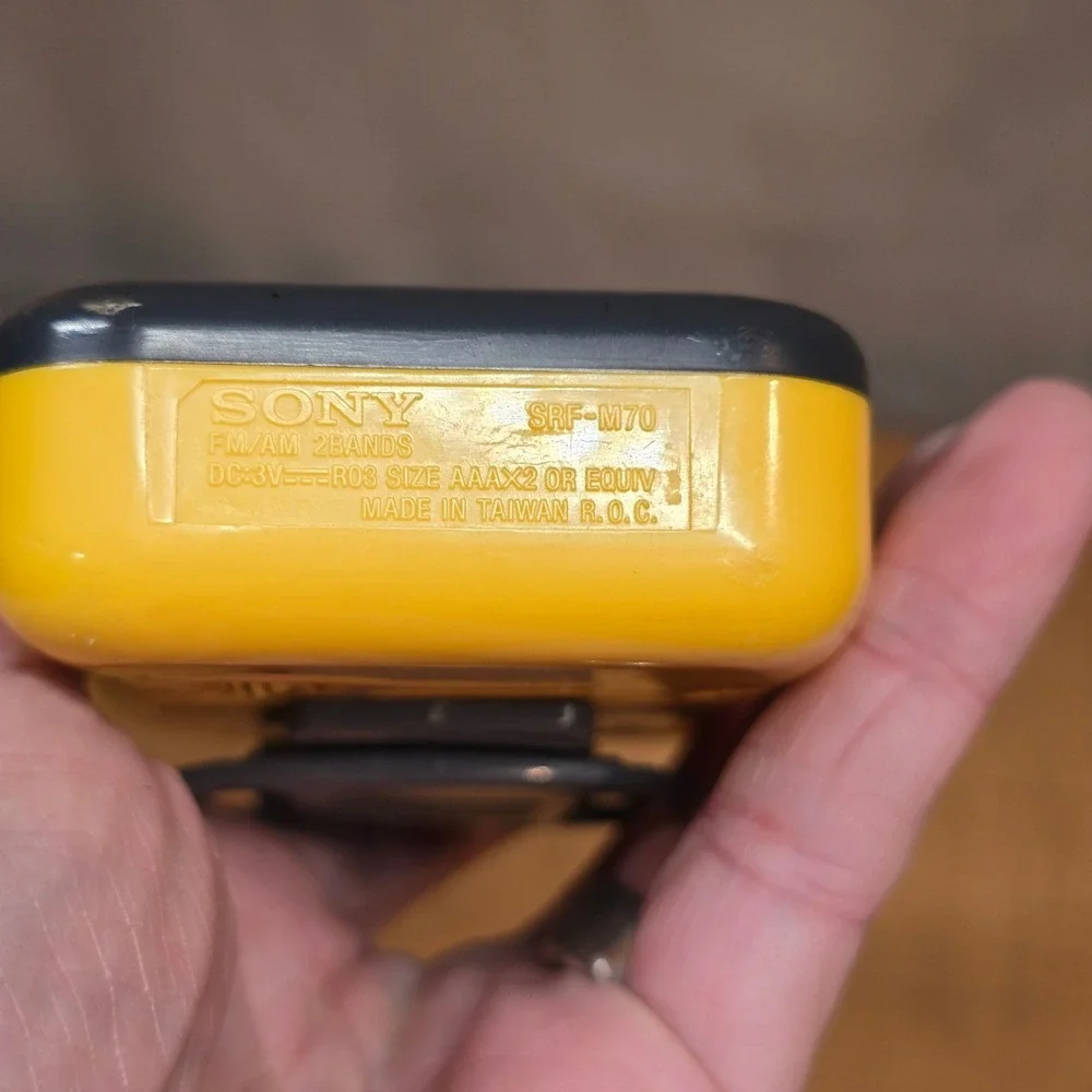 Vintage SONY Walkman Sports FM/AM Radio Yellow SRF-M70 with Belt‎ WORKING!